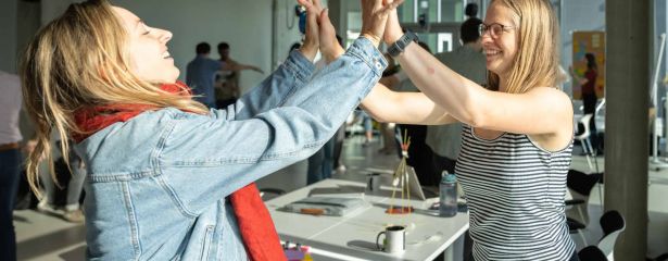 Studierende klatschen die Hnde ab