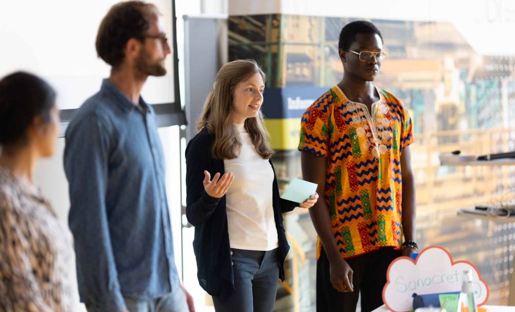 Studierende bei der Ergebnispräsentation