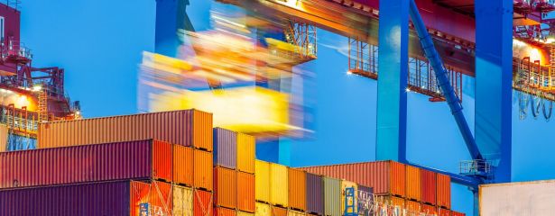 Container gestapelt auf einem Schiff