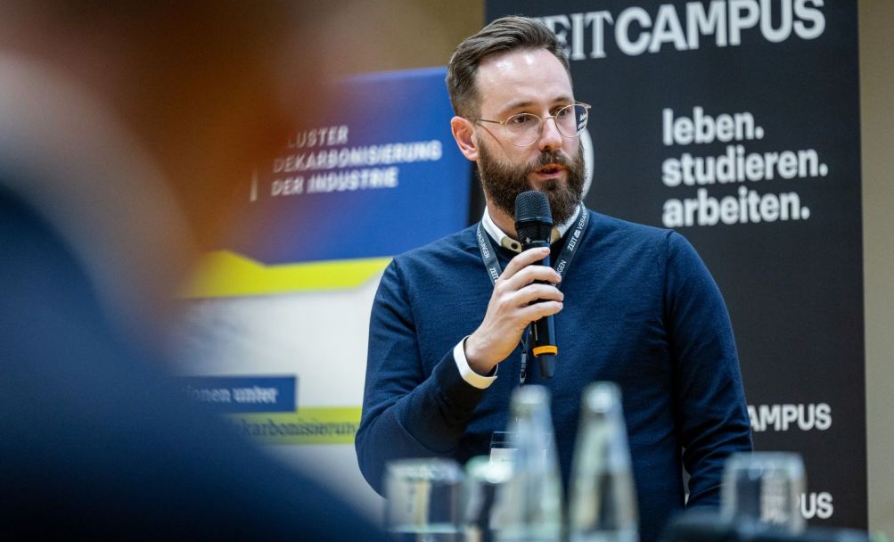 Andreas Findeisen spricht auf der Bühne