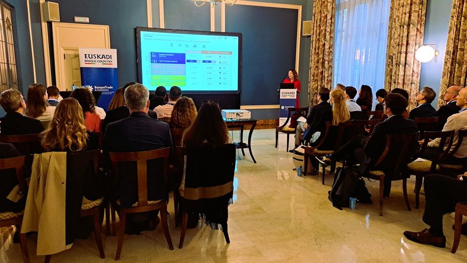 Frau spricht vor Publikum