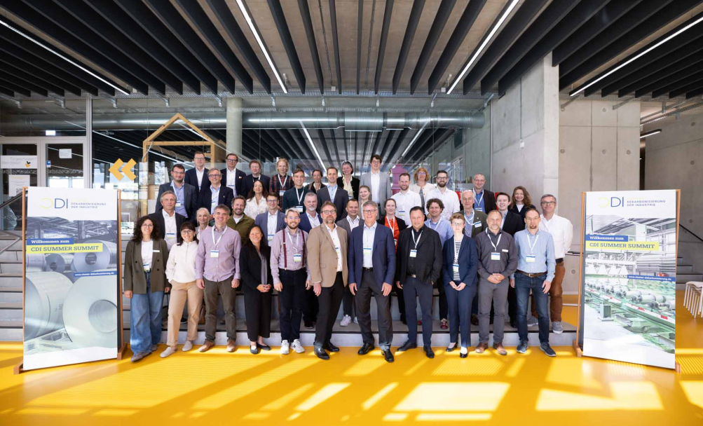 Gruppenfoto aller teilnehmenden des Summer Summits 2025