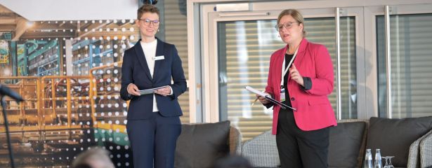 Zwei Frauen stehen auf einer Bhne