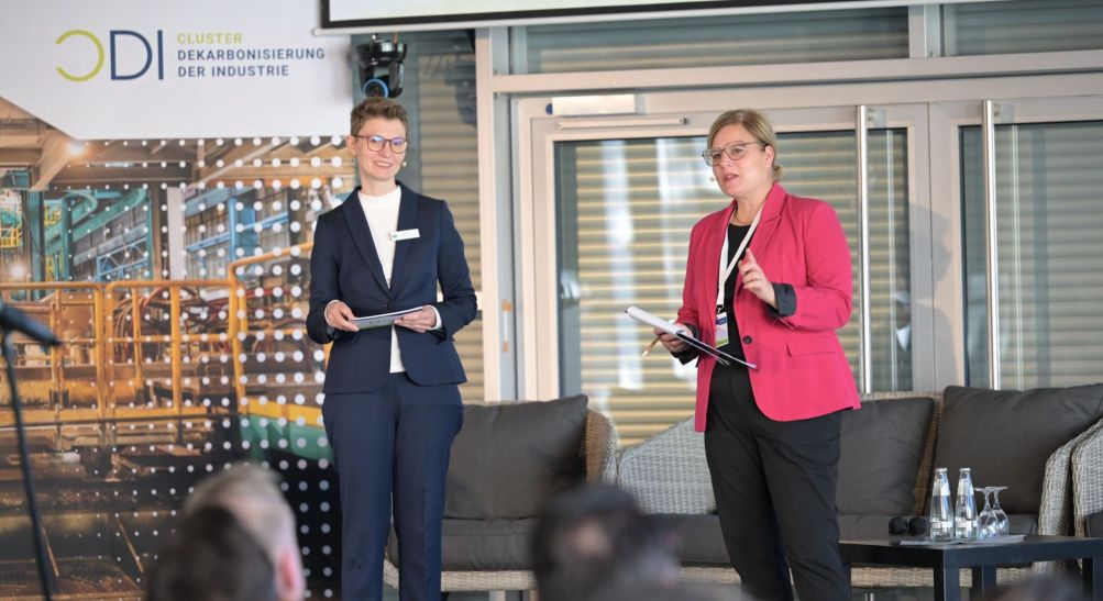 Zwei Frauen stehen auf einer Bhne