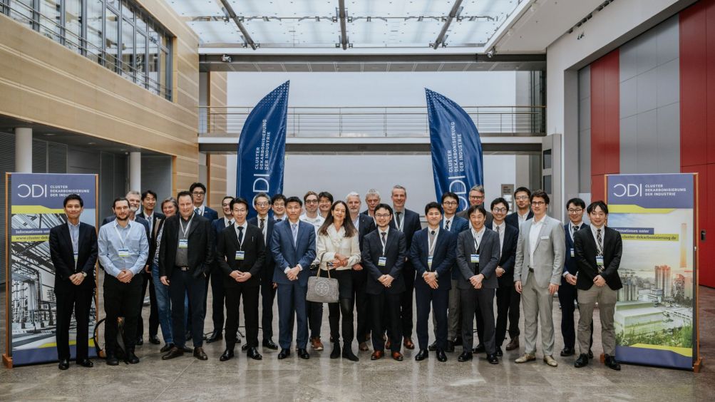 Gruppenbild mit CDI Partnern und einer japanische Delegation aus 14 Unternehmen beim ersten deutsch-japanischen Round Table in Berlin.