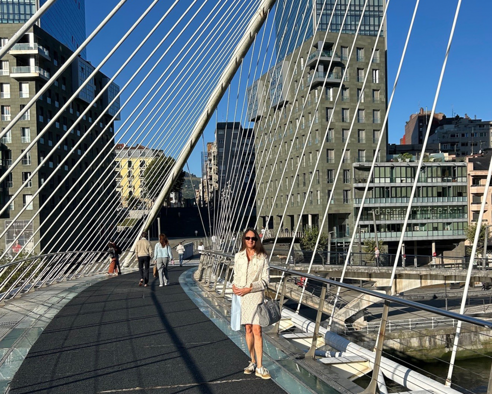 1 Person auf der Brcke Puente Zubizuri