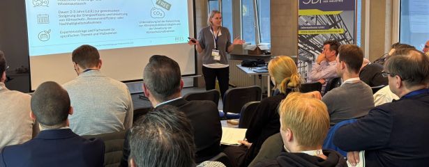 Person hält einen Vortrag vor Publikum