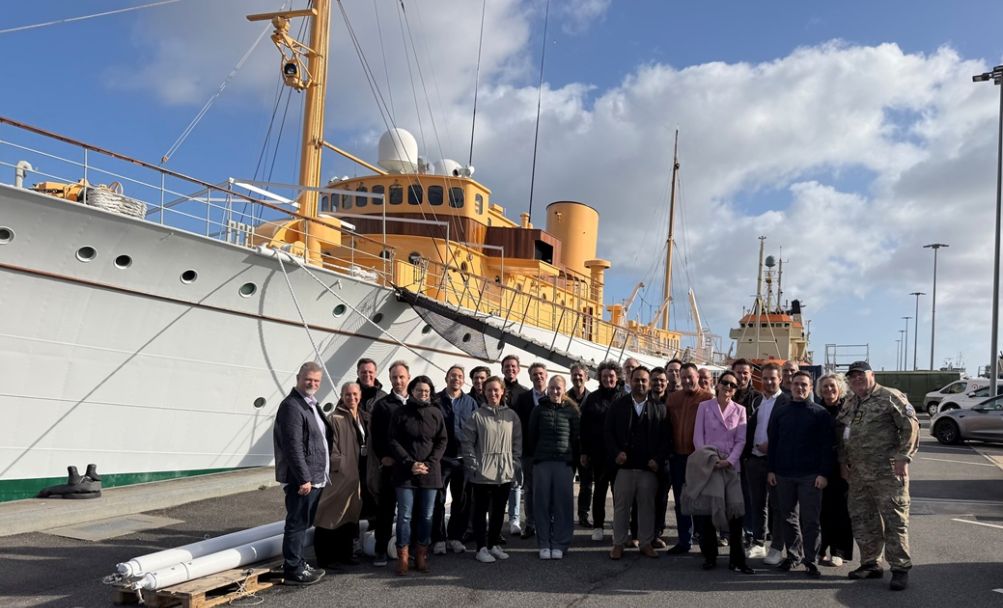 Die Delegation vor der Dannebrog, der königlich dänischen Yacht. Foto: CDI 