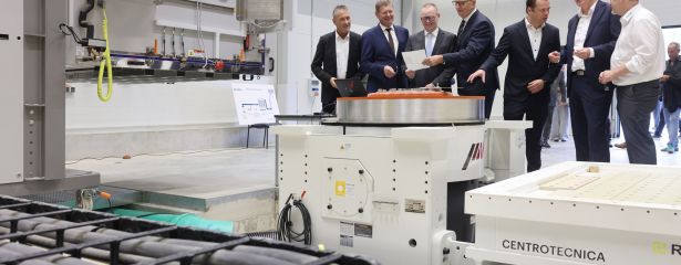 Personen in einem Batterietestcenter