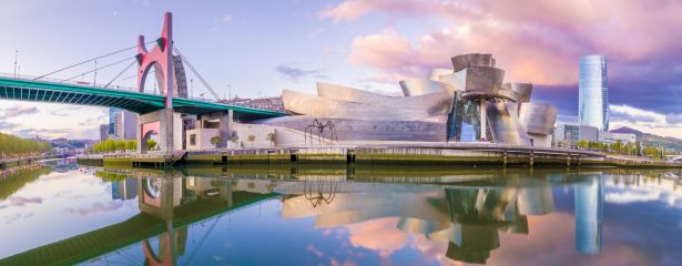 Guggenheimmuseum am Fluss Nervion in Bilbao