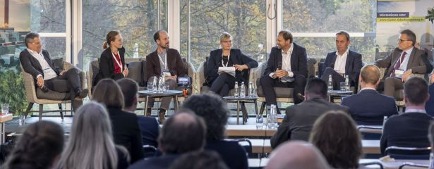 Wie gelingt die industrielle Dekarbonisierung unter den aktuellen politischen Rahmenbedingungen Expertentalk auf der Lausitzer Fachkonferenz 2022  Klimaneutrale Industrie in Cottbus.
