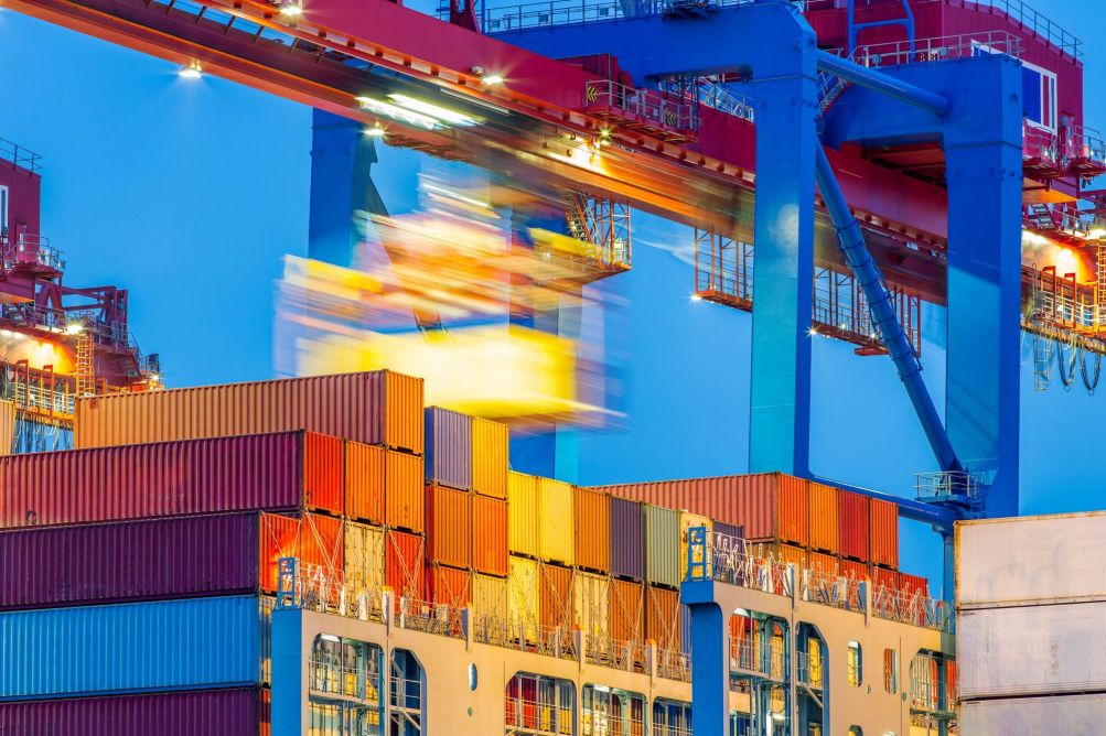 Container gestapelt auf einem Schiff