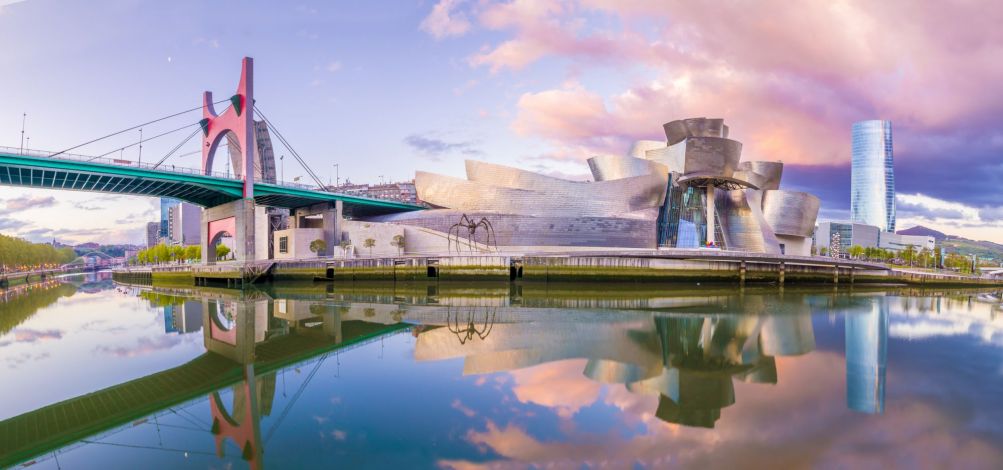 Guggenheimmuseum am Fluss Nervion in Bilbao