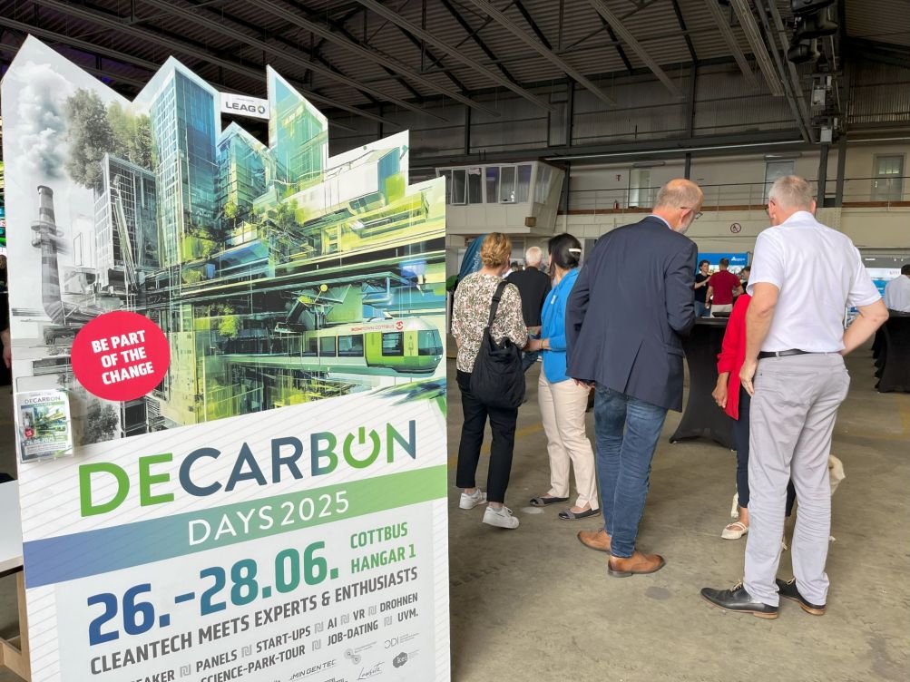 Eventhalle mit dem Aufsteller der Decarbon Days