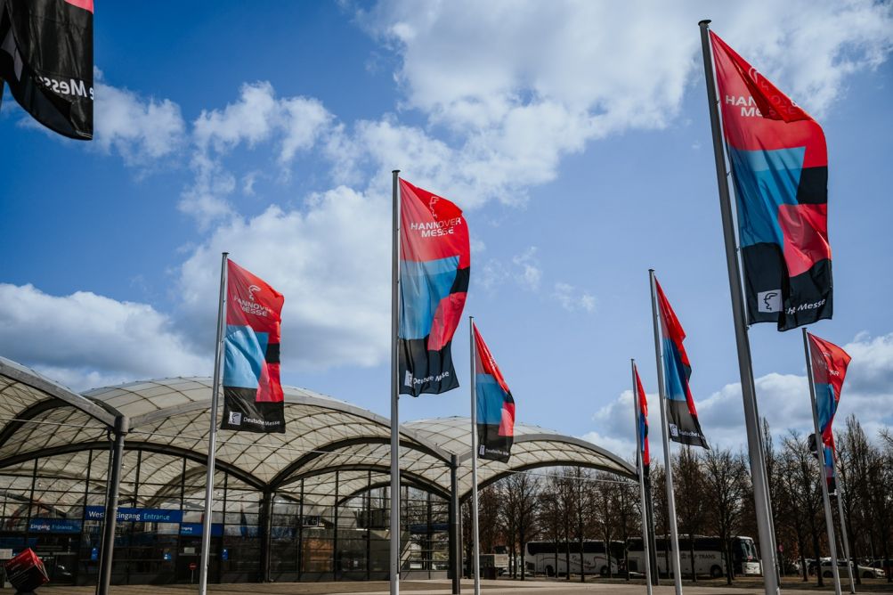 Messegelnde Hannover Messe mit Fahnen im Vordergrund