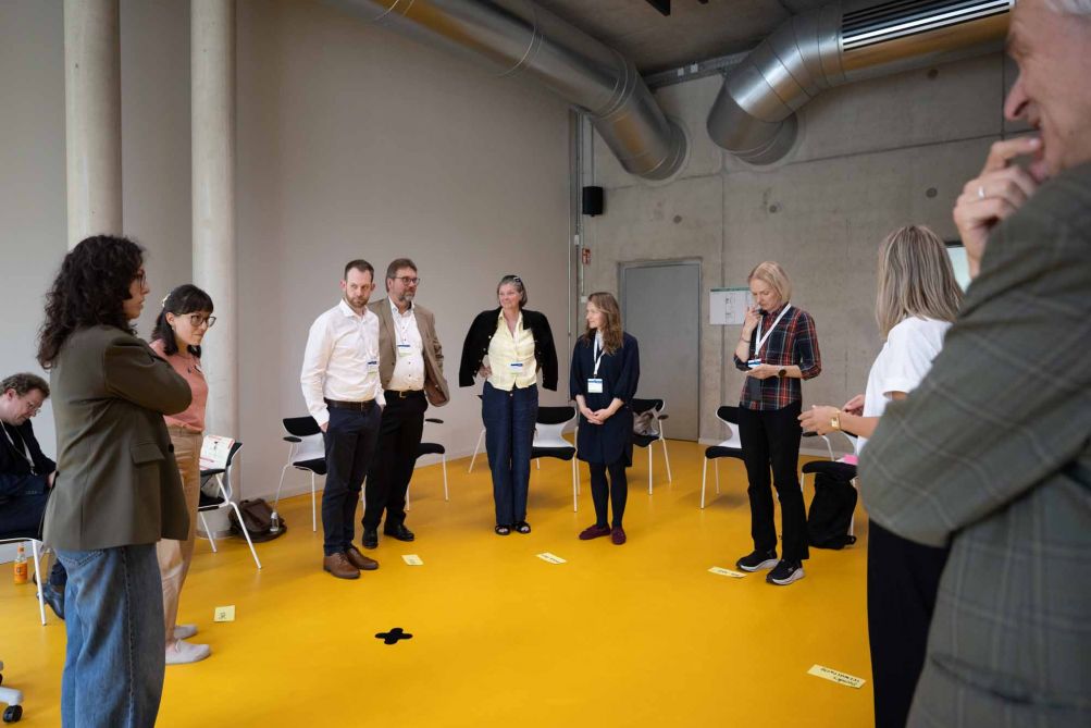 Workshop Situation, Menschen stehen in einem Kreis