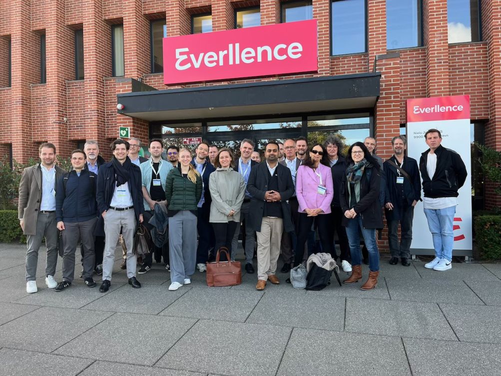 Gruppenfoto vor der Firma Everllence