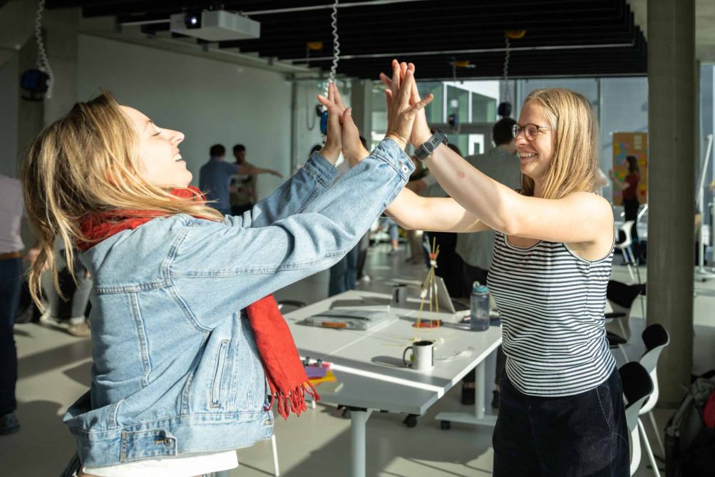 Studierende klatschen die Hnde ab