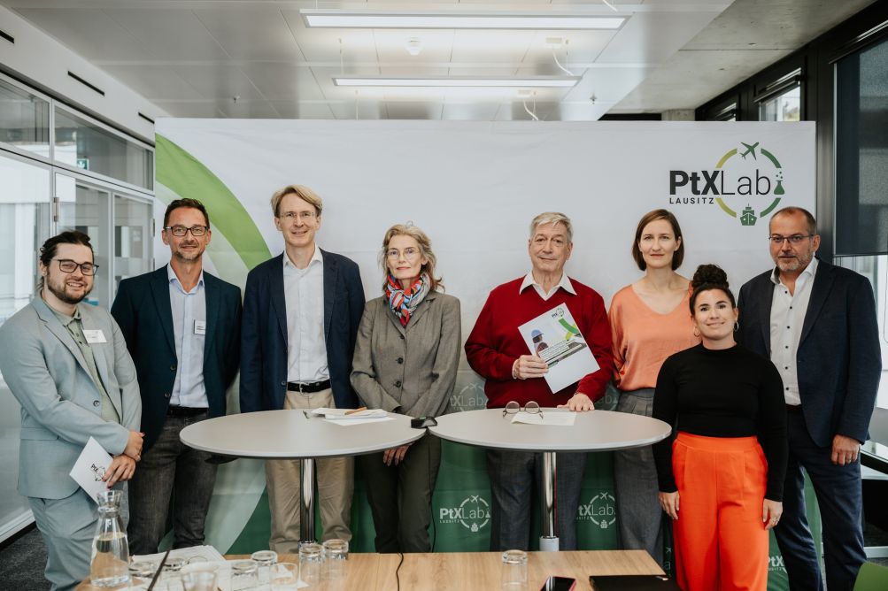Gruppenfoto mit PtXLab Logo im Hintergrund oben rechts