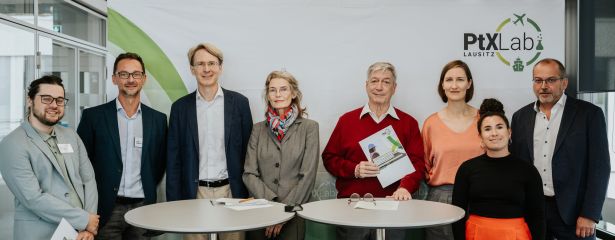 Gruppenfoto mit PtXLab Logo im Hintergrund oben rechts