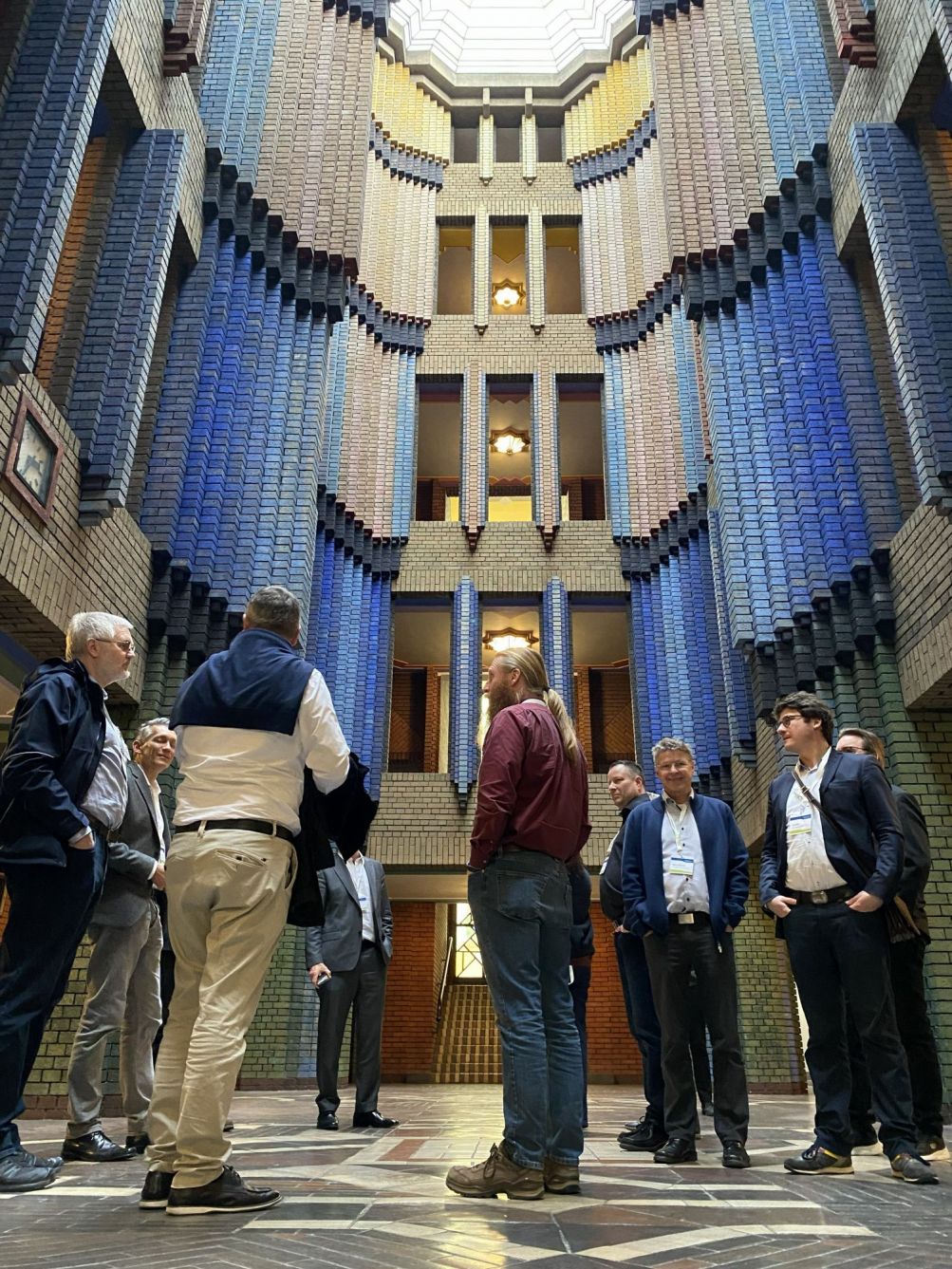 Menschen besichtigen ein historisches Gebude