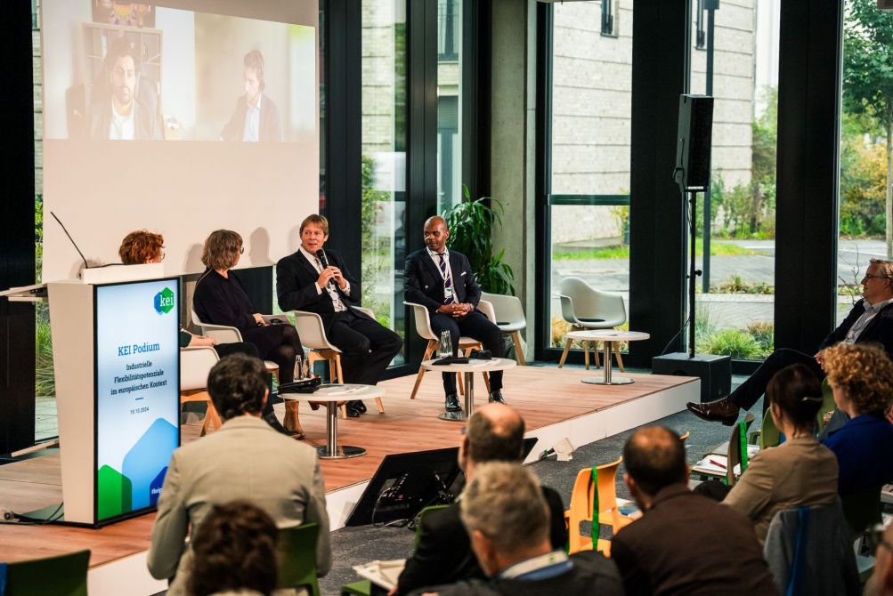 Gste des KEI Podiums 2024 sitzen auf der Bhne