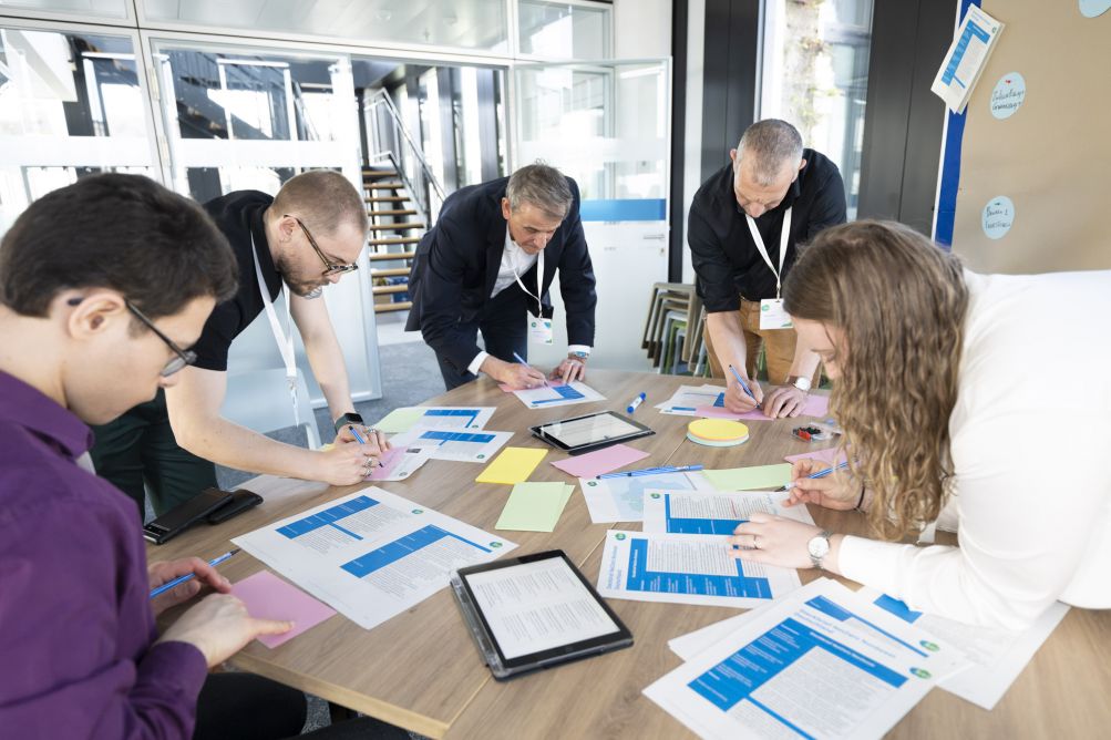 Menschen arbeiten zusammen an einem Tisch