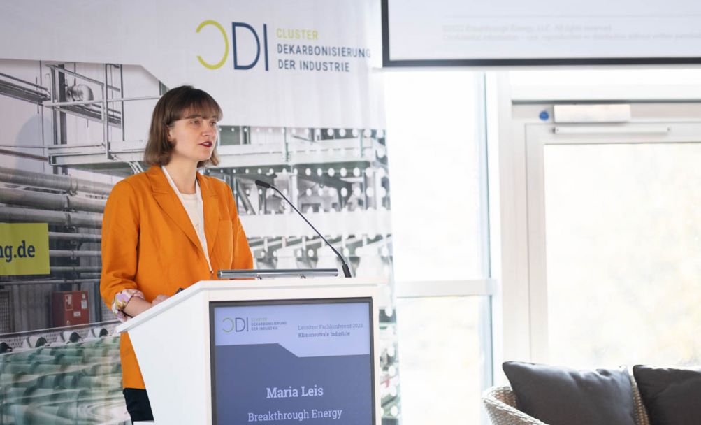 Frau stehend hinter einem Podium auf einer Bühne