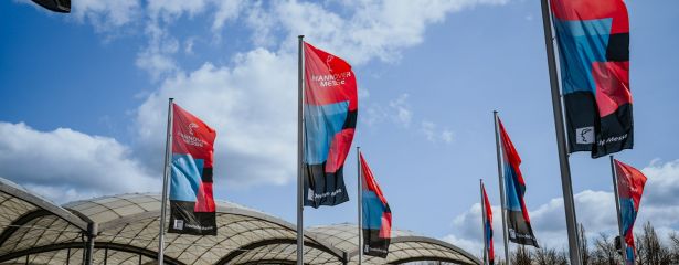 Messegelnde Hannover Messe mit Fahnen im Vordergrund