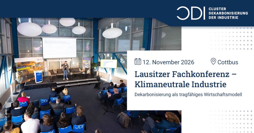 Blick in den Konferenzraum der Lausitzer Fachkonferenz 2025, Personen auf der Bühne und im Publikum