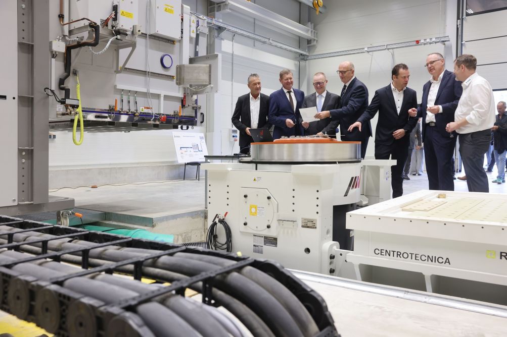 Personen in einem Batterietestcenter