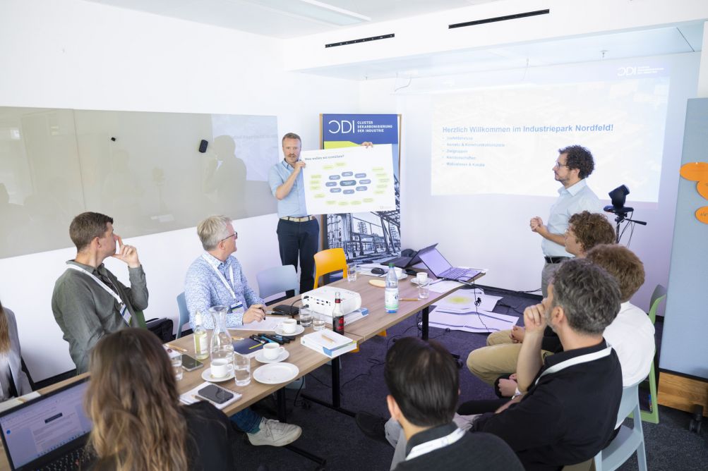 Menschen an einem Tisch whrend eines Workshops