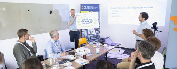 Menschen an einem Tisch whrend eines Workshops