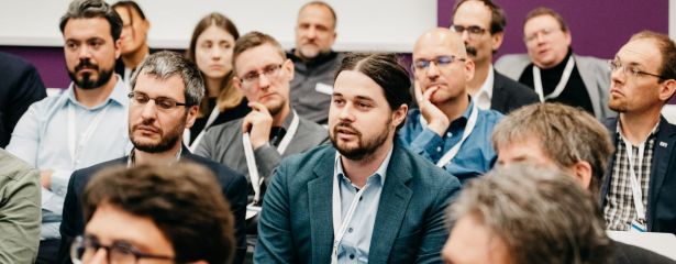 Publikum hrt einem Vortrag zu