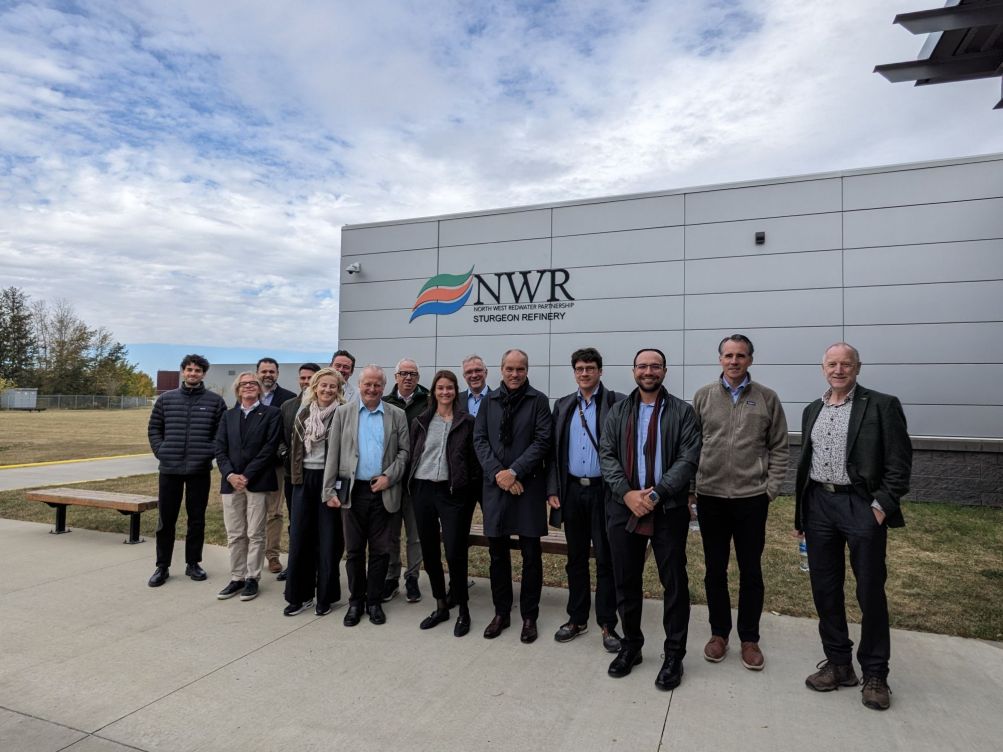 Gruppenfoto vor einer Halle