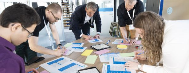 Menschen arbeiten zusammen an einem Tisch