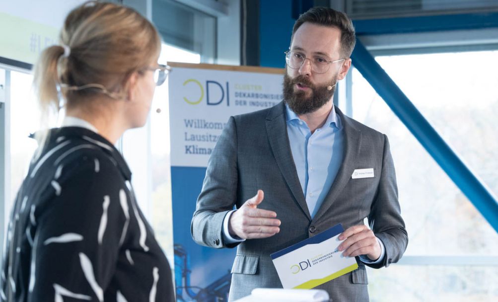 Zwei sich unterhaltende Personen auf einer Bühne