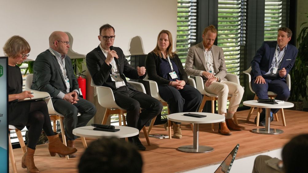 Teilnehmende der Diskussionsrunde des KEI Podiums 2025