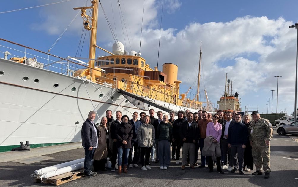 Delegationstour vor Schiff