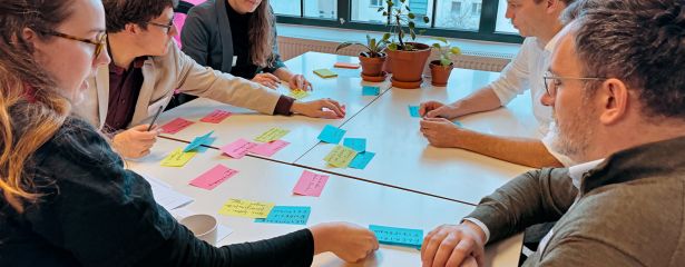 Menschen arbeiten zusammen an einem Tisch