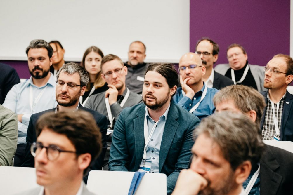 Publikum hrt einem Vortrag zu