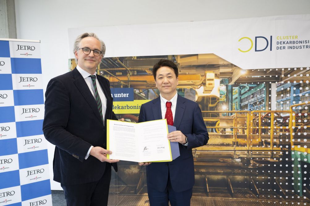 2 Personen halten ein Dokument